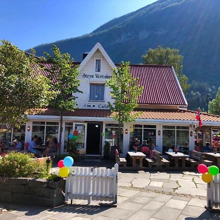 Stryn Kaffebar & Vertshus Екстериор снимка